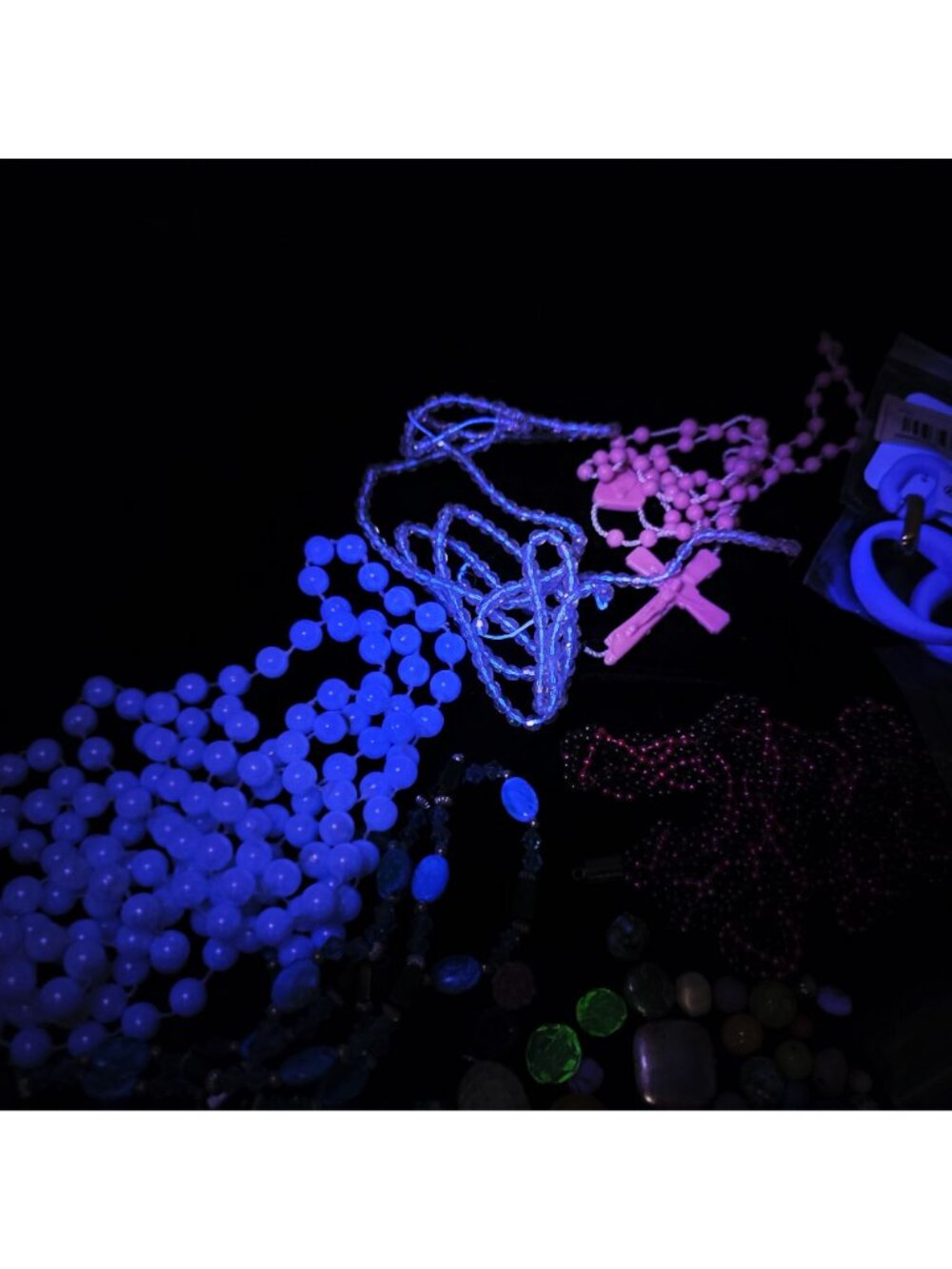 Loose Bead Lot Plastic Lucite UV Glow Pearls Flowers Necklace Magnetic - Picture 10 of 13